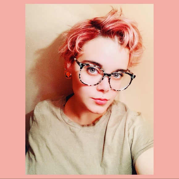 Meet your Posher, Emi - Picture 2 of 7